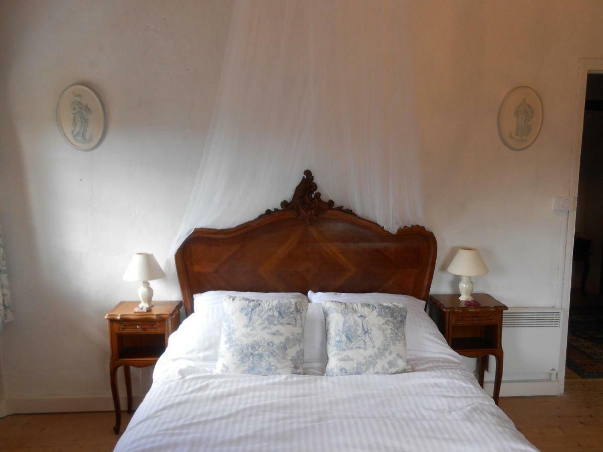 Chat Noir Gite Et Chambre D'Hotes Genouille  Buitenkant foto