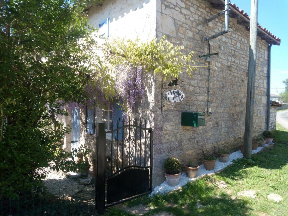 Chat Noir Gite Et Chambre D'Hotes Genouille  Buitenkant foto